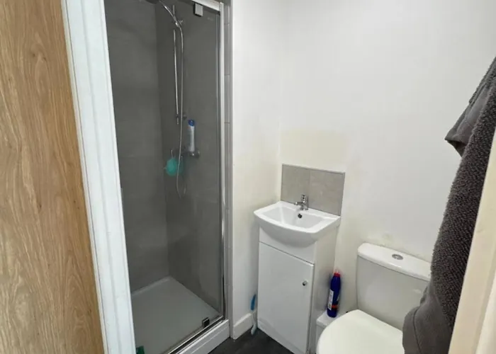 Top-floor Escape With Views * Bradford (West Yorkshire)